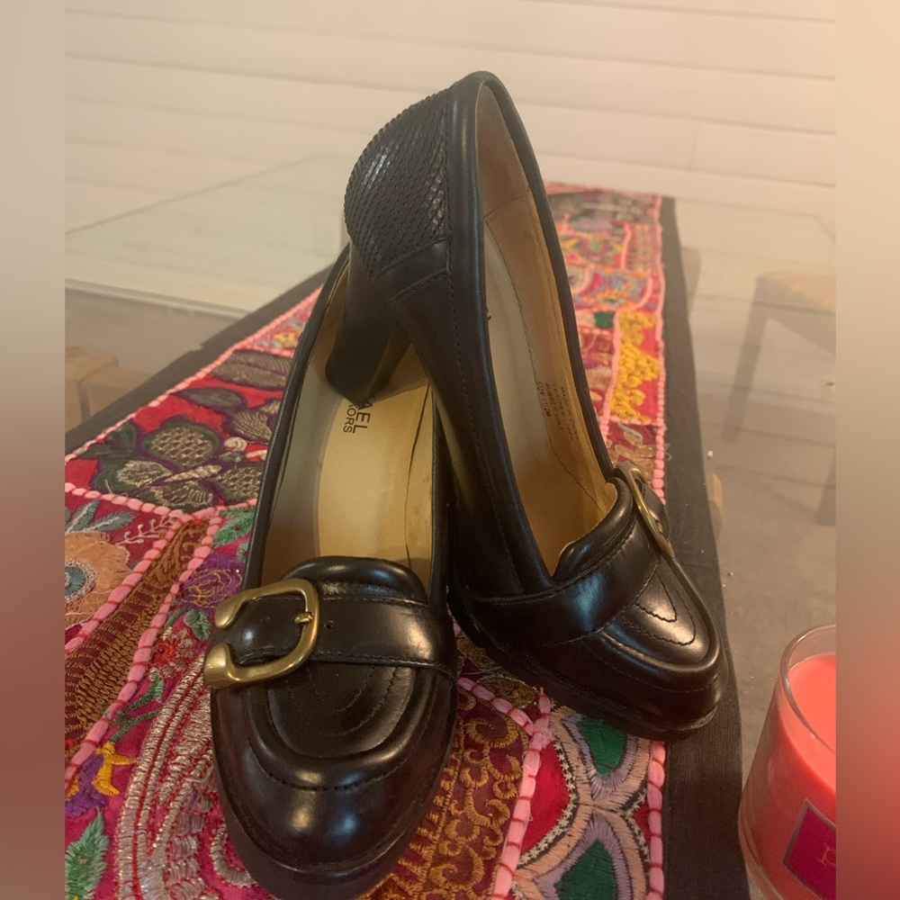 MAKE AN OFFER 
NWOT Authentic Michael Kors high heel pumps.